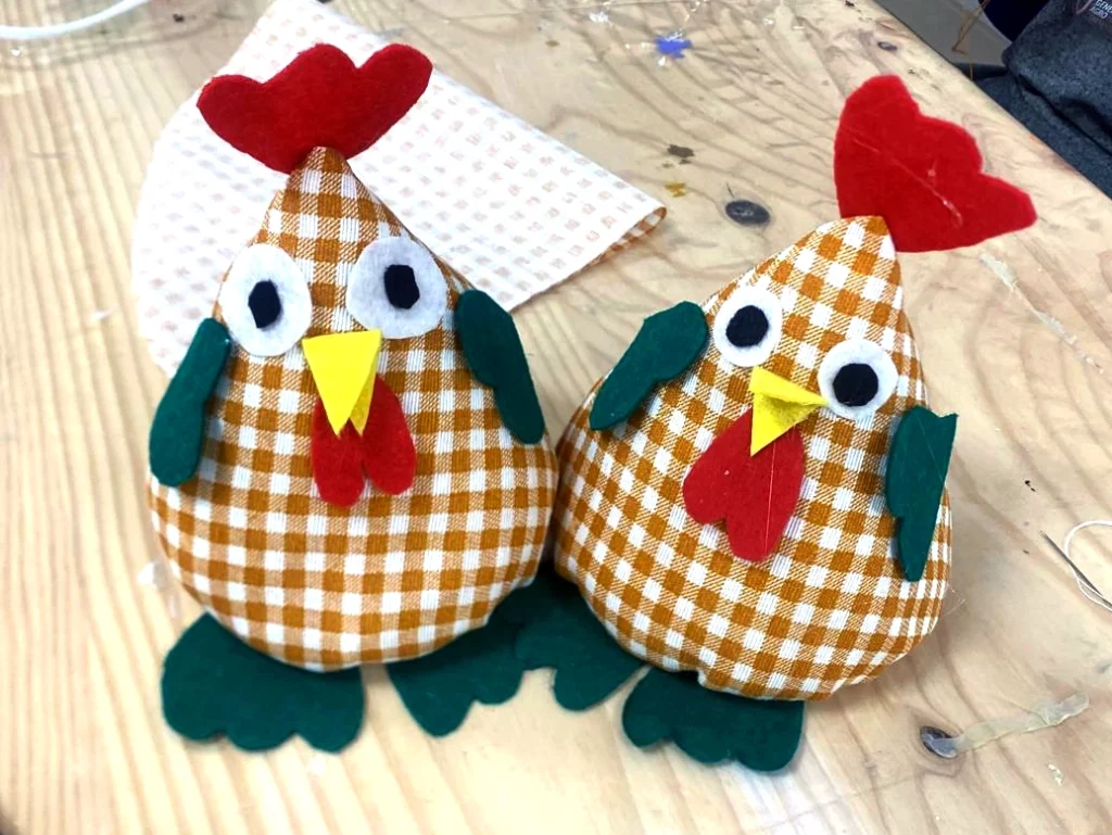 Manualidad de gallinita hecha de tela
